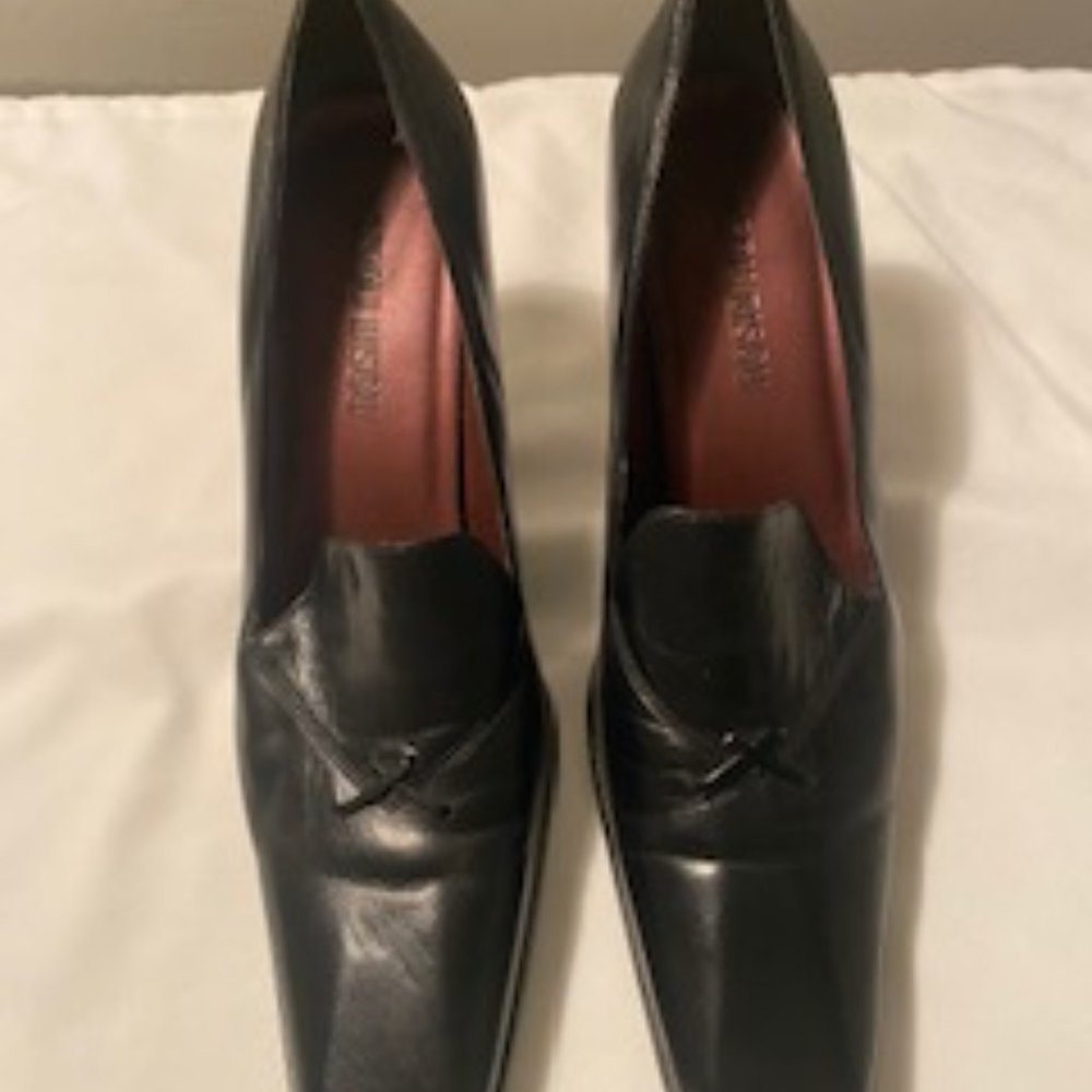 BLACK LEATHER SQUARE TOE BISOU BISOU  SIZE 8 1/2/ HEEL HEIGH 3 1/2 INCHES